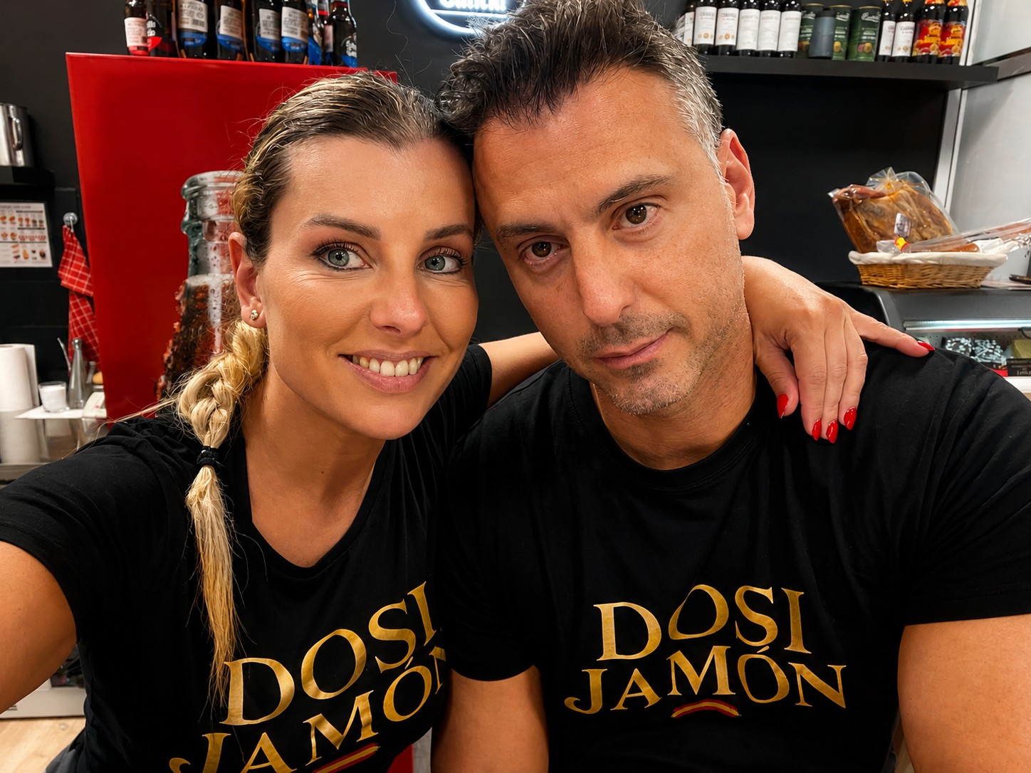 A Dosi Jamón alapítói a bárban